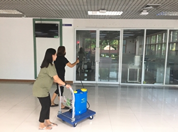 กองพัฒนานักศึกษา
จัดมาตรการรุกเข้มด้านความสะอาด
ฉีดพ่นน้ำยาเพื่อฆ่าเชื้อโรคพื้นที่ภายในอาคารศูนย์สุขภาพและกีฬา
